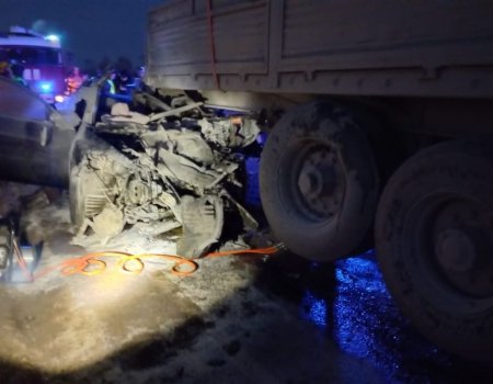 В Башкортостане водитель автомобиля Mazda погиб, врезавшись в попутную фуру