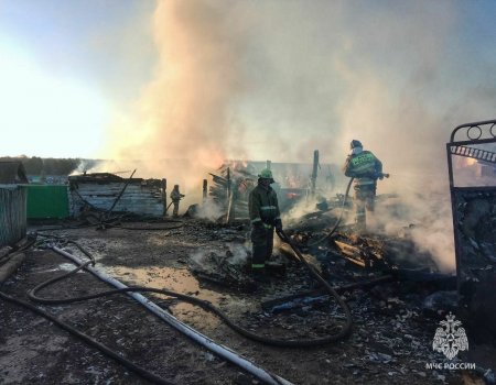 В одном из районов Башкортостана сгорели дом, два автомобиля и четыре сарая