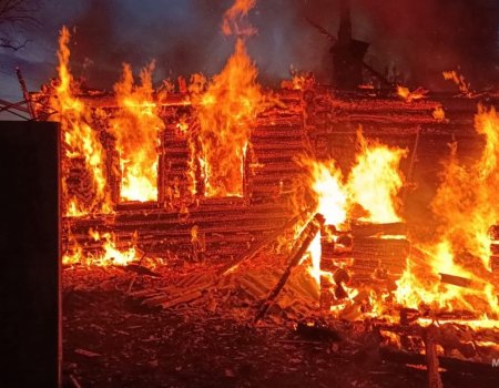 В Башкортостане мужчина погиб дома во время пожара, женщина спаслась