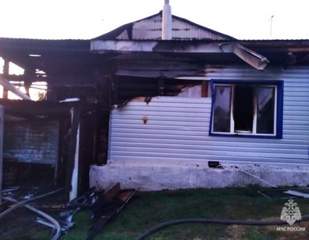 Пожар в двухквартирном доме в Башкортостане оставил без крыши над головой его жителей