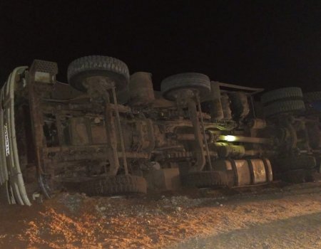 В результате дорожно-транспортного происшествия в Башкирии фура опрокинулась на бок