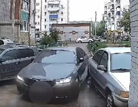 В Башкортостане неадекватного водителя BMW, протаранившего машины во дворе, госпитализировали