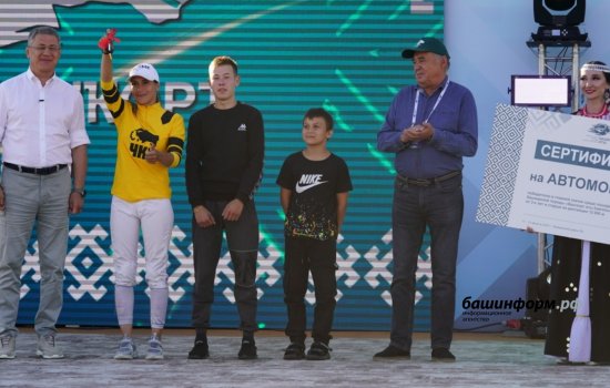 Глава Башкортостана вручил ключи от автомобилей победителям конных скачек