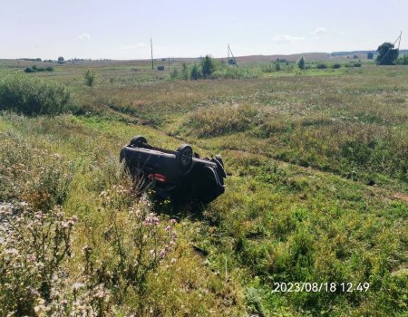 В Туймазинском районе Lada Vesta улетела в кювет, пострадали 2 человека