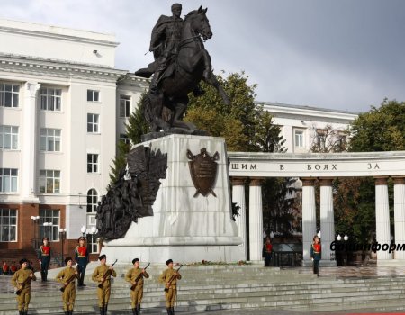 Глава Башкортостана Радий Хабиров дал старт вахте памяти с почётным караулом на Советской площади