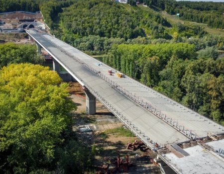 На мосту «Восточного выезда» в Уфе началась укладка дорожного покрытия по новым технологиям