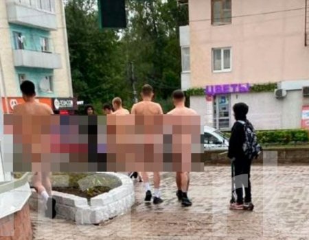 Полиция устанавливает личности гулявших по Уфе голых мужчин