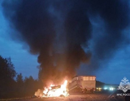 На трассе Уфа-Янаул произошло смертельное ДТП с возгоранием с участием двух легковушек и грузовика