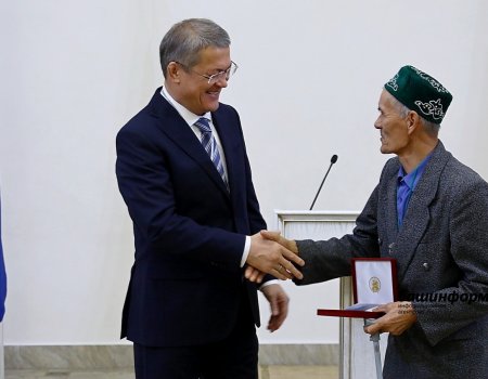 Глава Башкирии впервые присвоил почетные звания мастерам народных промыслов