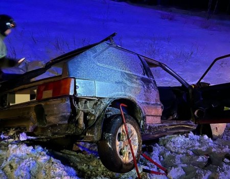 В Башкирии из искуроченной в ДТП машины достали тела водителя и пассажира