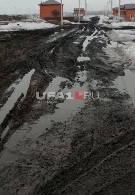 Дети не могут дойти до школы: в башкирском селе размыло дороги и жители утопают в грязи