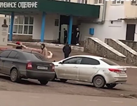 В Башкирии охранник больницы вышвырнул и отпинал пациента