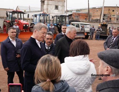 Радий Хабиров посетил центр комплексного обслуживания Миякинского района