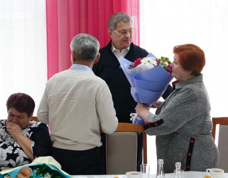 Глава Башкирии в Киргиз-Мияках встретился с семьями погибших бойцов