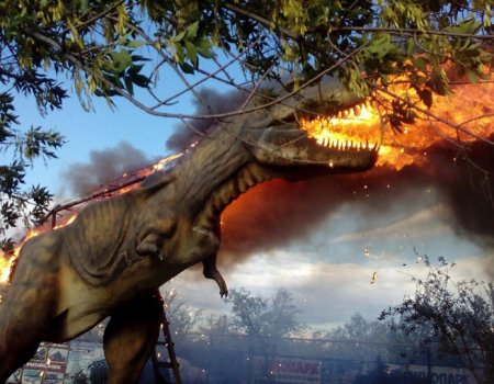 В Башкирии сгорела трехметровая фигура динозавра