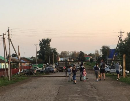 В Башкортостане местные жители перекрыли автомобильный проезд через село