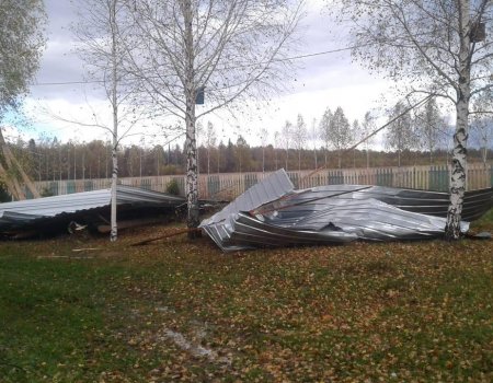 В Нуримановском районе Башкортостана ветер повредил кровлю школы