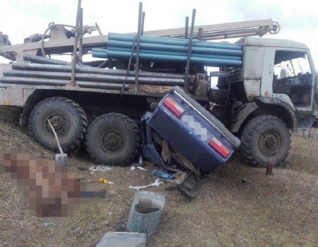 В Башкортостане легковушка залетела под КАМАЗ: погибли два человека