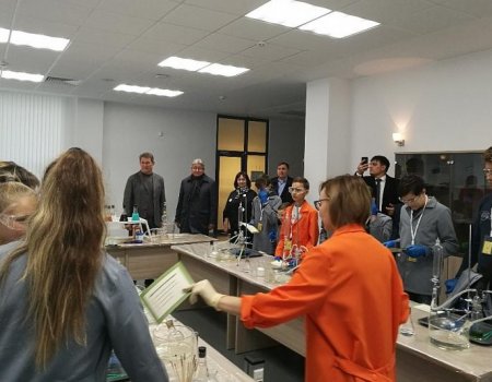 Радий Хабиров пообщался с юными исследователями в молодёжном технопарке УГНТУ