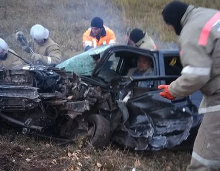 Спасатели достали мужчину из покореженной машины на трассе в Башкортостане