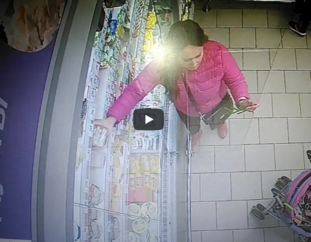 ВИДЕО: Молодая мама с коляской украла из супермаркета в Уфе десятки упаковок сыра