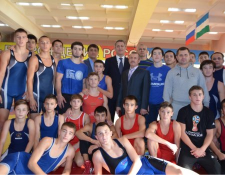 Радий Хабиров встретился с воспитанниками школы по спортивной борьбе
