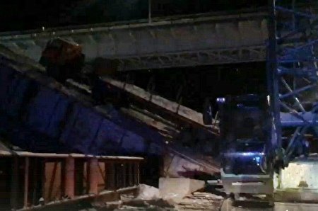 В Югре рухнул мост: два человека погибли, семеро пострадали