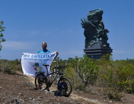 Уфимец Антон Сазонов проехал на велосипеде восемь тысяч километров и финишировал на Бали