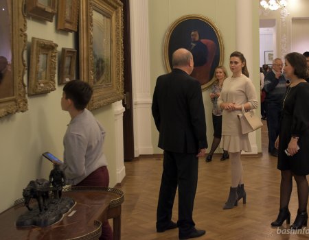 Супруга Радия Хабирова дала первое интервью СМИ Башкортостана на открытии выставки - видео