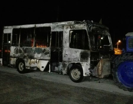 «Пассажиры успели спастись»: в Сибае сгорел автобус «ПАЗ»