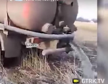 Вонь невозможная: В Башкортостане заметили ассенизаторскую машину, сливающую содержимое контейнера в поле