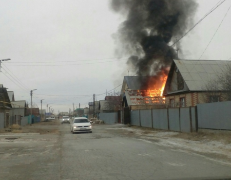 Пожар после взрыва: в Сибае сгорел гараж вместе с автомобилем