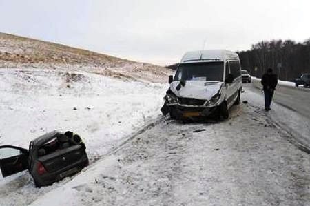 В Башкортостане столкнулись Renault Logan и пассажирский микроавтобус: один человек погиб