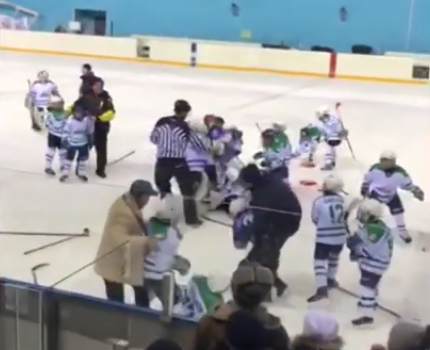 Матч юных хоккеистов «Салавата Юлаева» закончился массовой дракой