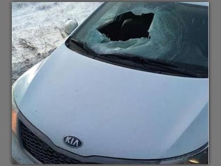 В Башкортостане ледяная глыба пробила лобовое стекло «Киа Рио»: пассажиры госпитализированы