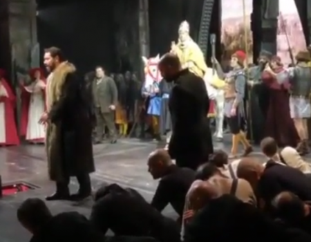 Видео: Во время исполнения оперы Ильдару Абдразакову «подпевала» лошадь