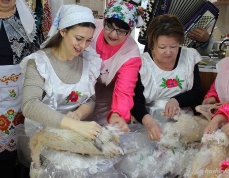 Супруги врио главы Башкортостана и мэра Уфы ощипали гусей на празднике в Чекмагушевском районе