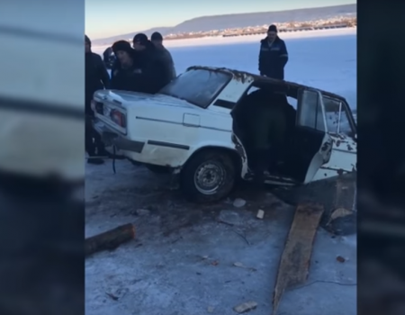 ВИДЕО: В Башкортостане вытащили из реки два провалившихся под лед автомобиля