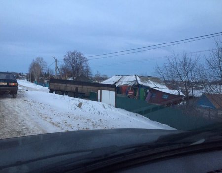 В Башкортостане грузовик пробил забор и врезался в жилой дом