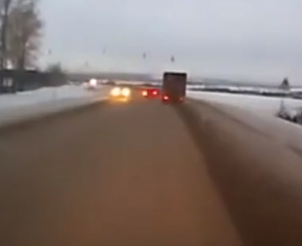 ВИДЕО: На трассе в Башкортостане водитель иномарки улетел в кювет и четырежды перевернулся