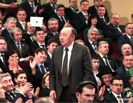 В Конгресс-холле «Торатау» зал стоя аплодировал Муртазе Рахимову и Рустэму Хамитову