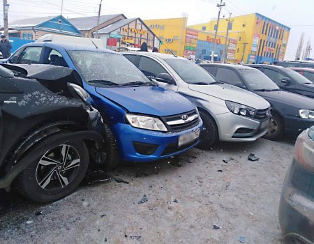 Неадекватный водитель в Башкортостане «собрал» три машины и сбил пешехода