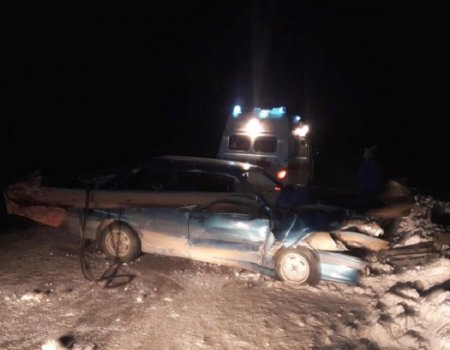 Автомобиль на трассе в Башкортостане насквозь пробило отбойником: погиб человек