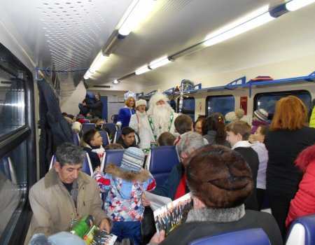 В Башкортостане пассажиров электропоезда поздравляли Дед Мороз и Снегурочка