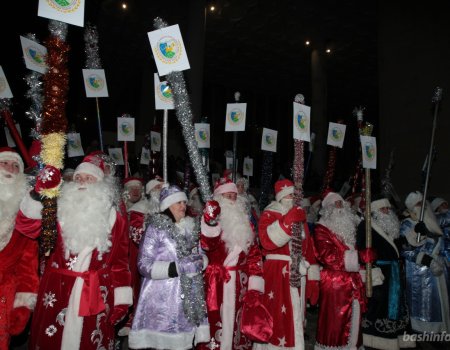 Раз, два, три — елочка, гори: в Уфе прошел парад Дедов Морозов и открытие главной елки