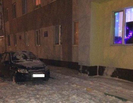 В Уфе упавший с крыши жилого дома снег повредил автомобиль
