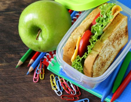 Школьникам могут запретить приносить еду из дома