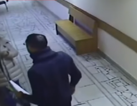 Нападение известного правозащитника на женщину в уфимском суде попало на видео