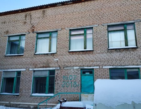 В Башкортостане дети учились в здании школы с огромной трещиной