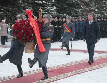 Радий Хабиров 23 февраля возложил цветы к Вечному огню в уфимском парке Победы